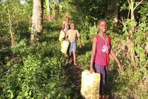 Bild: Bis zu 20 Liter schleppen die Kinder in ihren Kanistern nach Hause