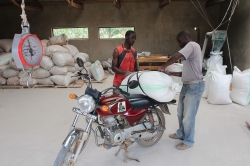 Bild: Der Mais wird per Motorrad an die Schulen geliefert