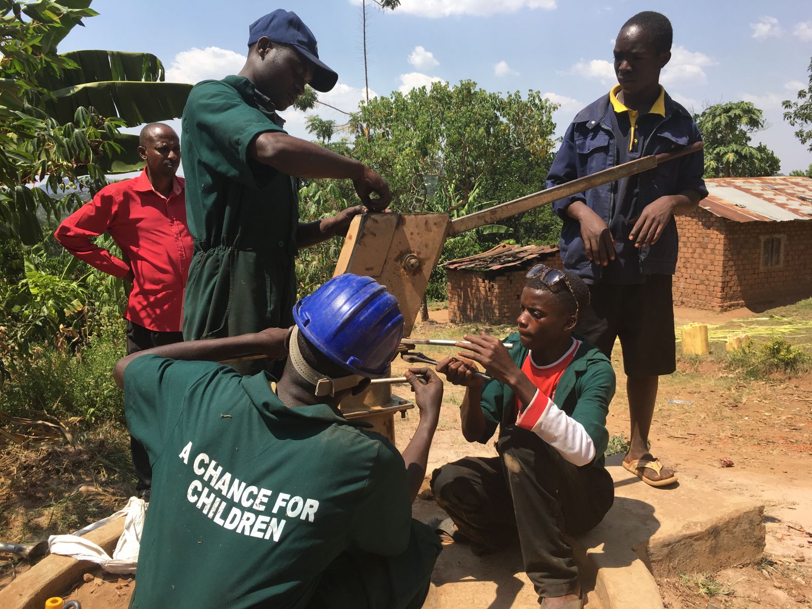 Unser Wasserpumpen Reparatur Team hilft in den Dörfern und repariert Brunnen